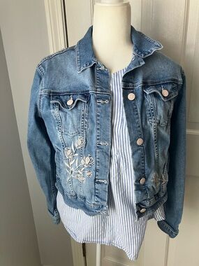 Boho Casual Light Blue Denim Jacket with White Roses Floral Embroidery M